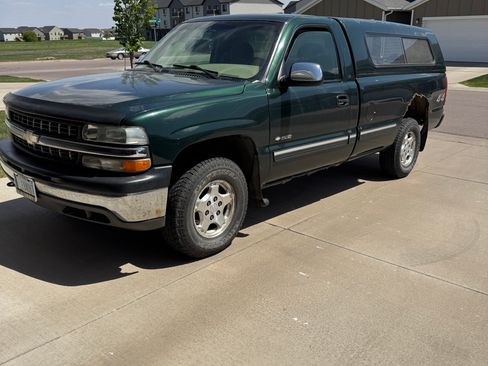 Used 2001 Chevrolet Silverado 1500 4x4 Regular Cab image 1