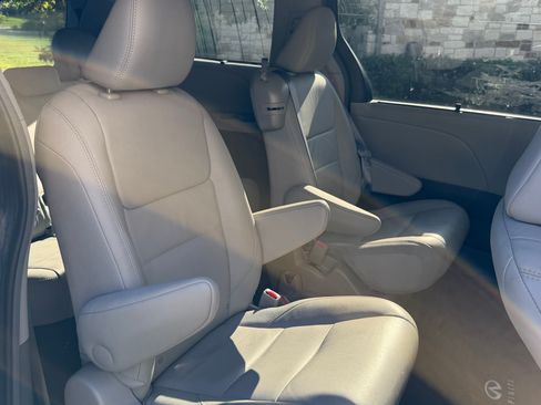 Used 2017 Toyota Sienna XLE w/ XLE Navigation Package FWD image 5