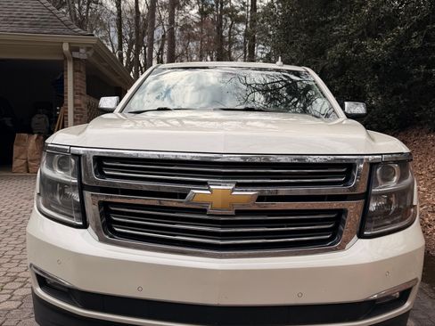 Used 2015 Chevrolet Suburban LTZ RWD image 2