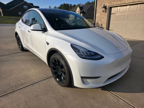 Used 2022 Tesla Model Y Long Range image 1