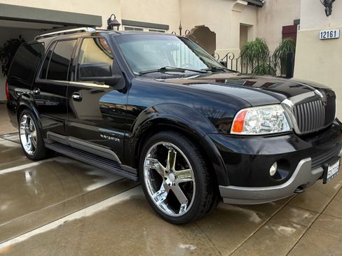 Used 2003 Lincoln Navigator Sport Utility 4D image 4