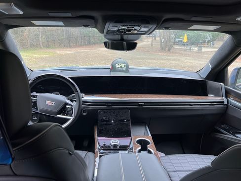 Used 2025 Cadillac Escalade Sport Platinum w/ LPO, ONYX Package image 6