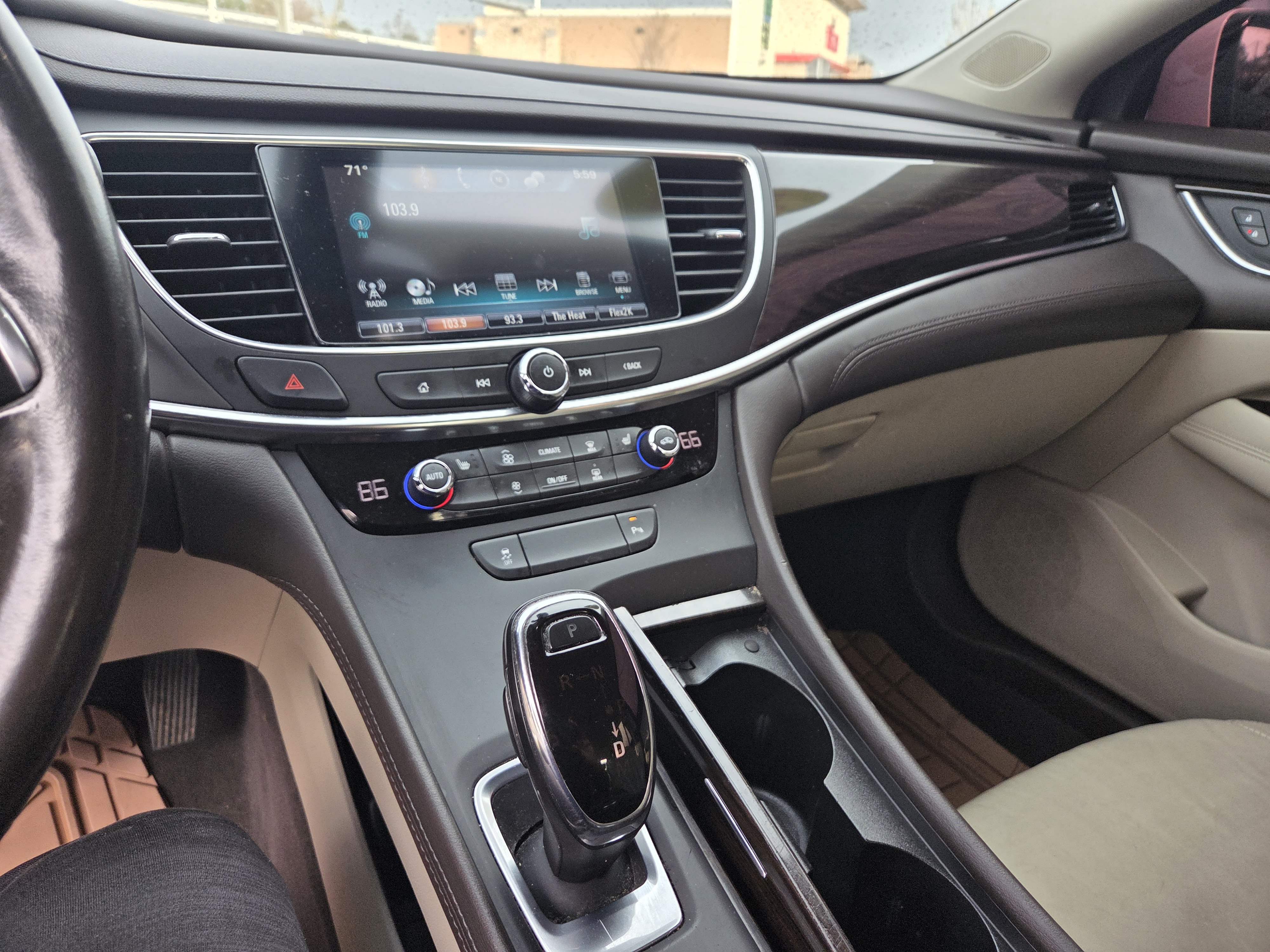 Used 2017 Buick LaCrosse Essence FWD image 2
