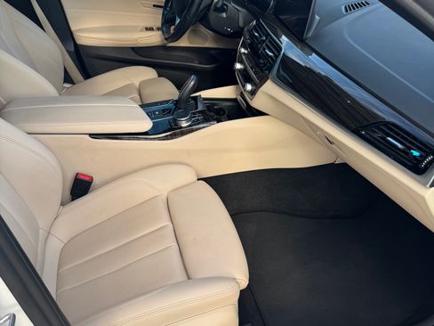 Used 2019 BMW 530e w/ Convenience Package RWD image 6
