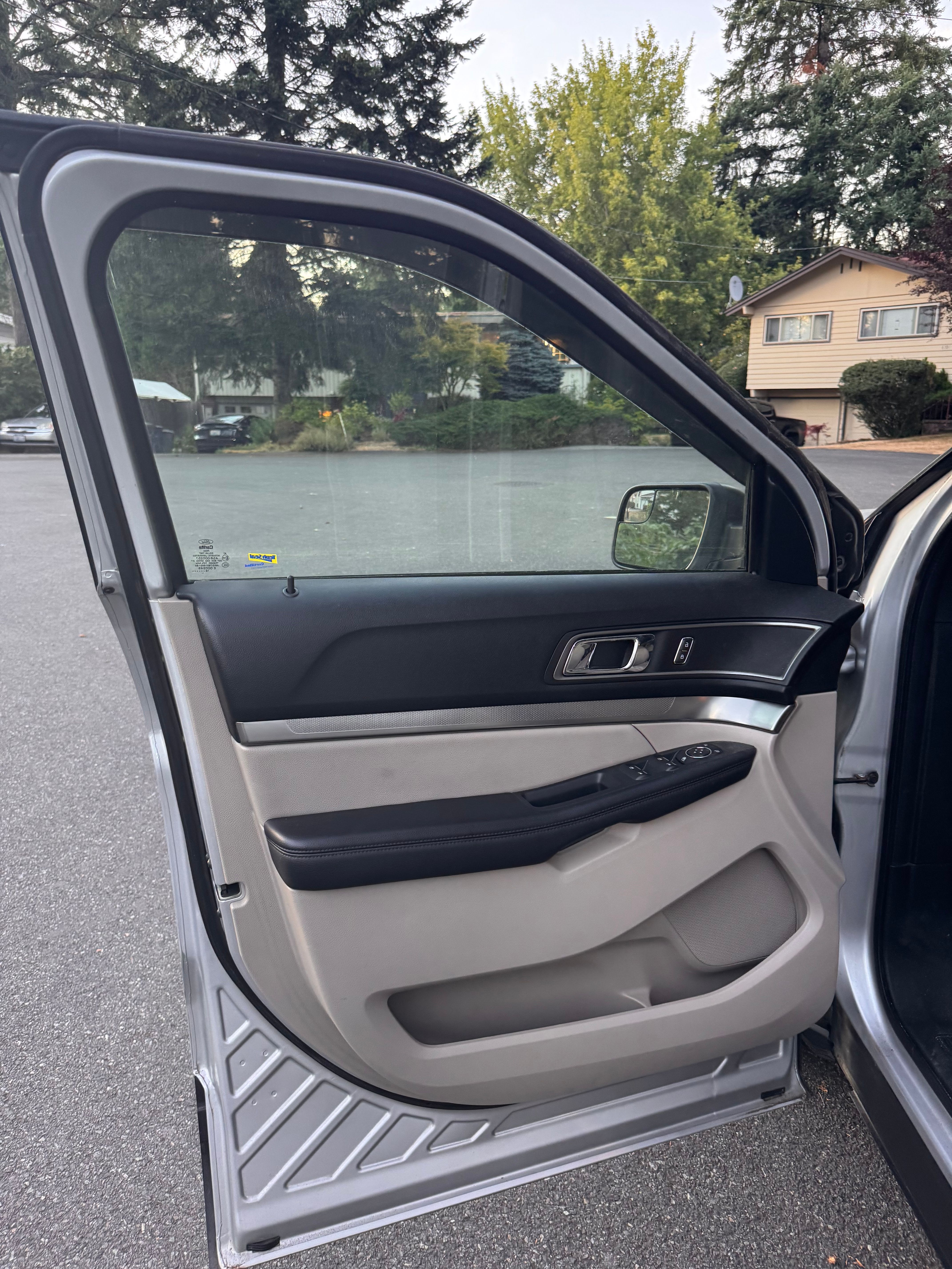 Used 2018 Ford Explorer XLT FWD image 17