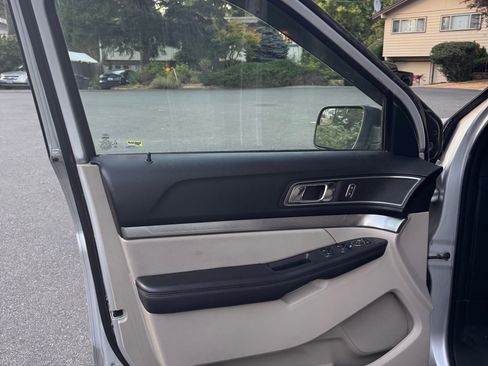 Used 2018 Ford Explorer XLT FWD image 17