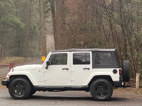 Used 2015 Jeep Wrangler Unlimited Sahara image 11