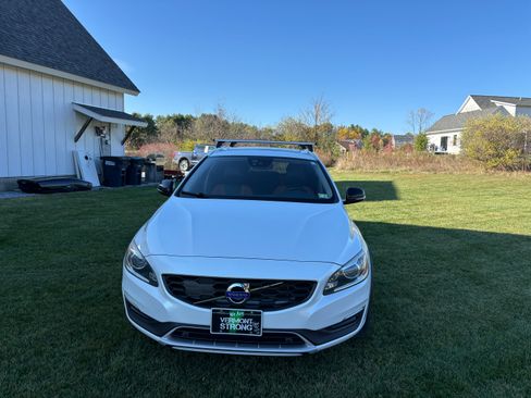 Used 2017 Volvo V60 T5 Cross Country Platinum w/ Climate Package image 4