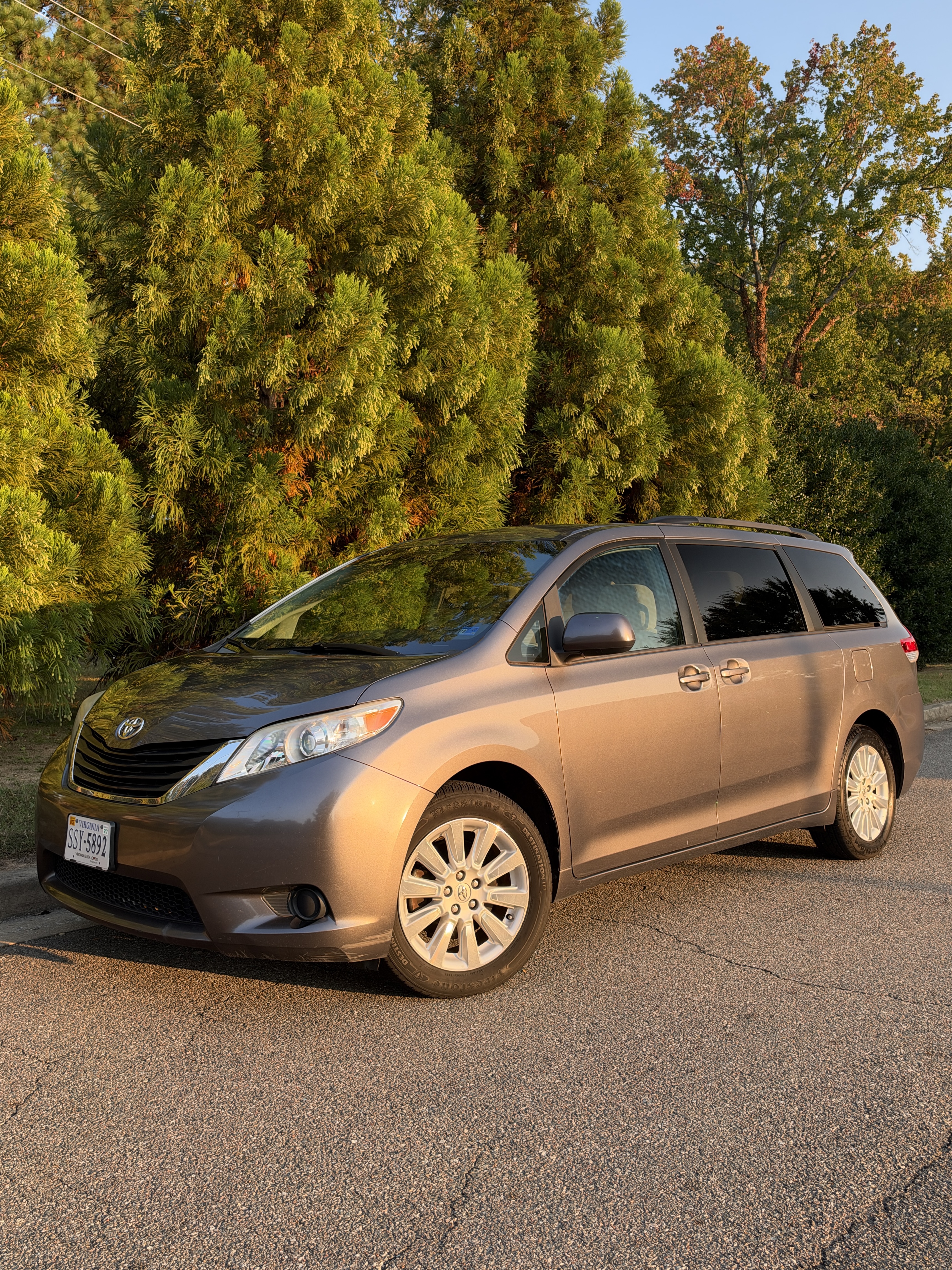 Used 2013 Toyota Sienna LE w/ Towing Pkg AWD/4WD image 1