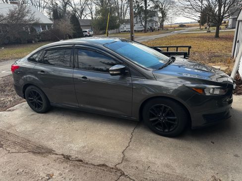 Used 2016 Ford Focus SE w/ SE Power Seat Package image 1