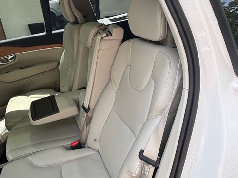 Used 2021 Volvo XC90 T6 Momentum w/ Climate Package AWD/4WD image 9