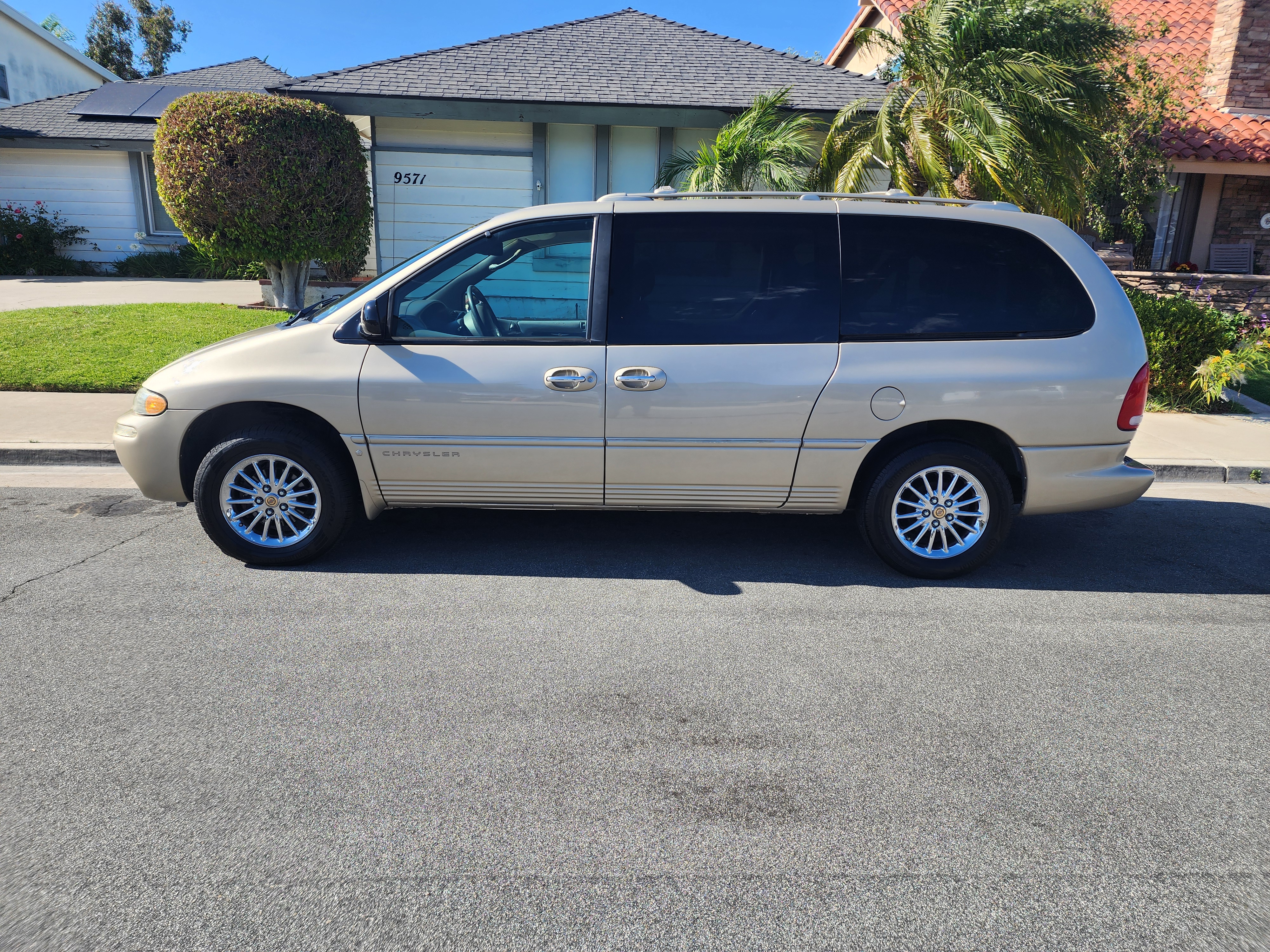Used 2000 Chrysler Town & Country Limited FWD image 8