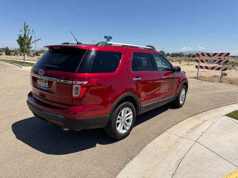 Used 2013 Ford Explorer XLT FWD image 2