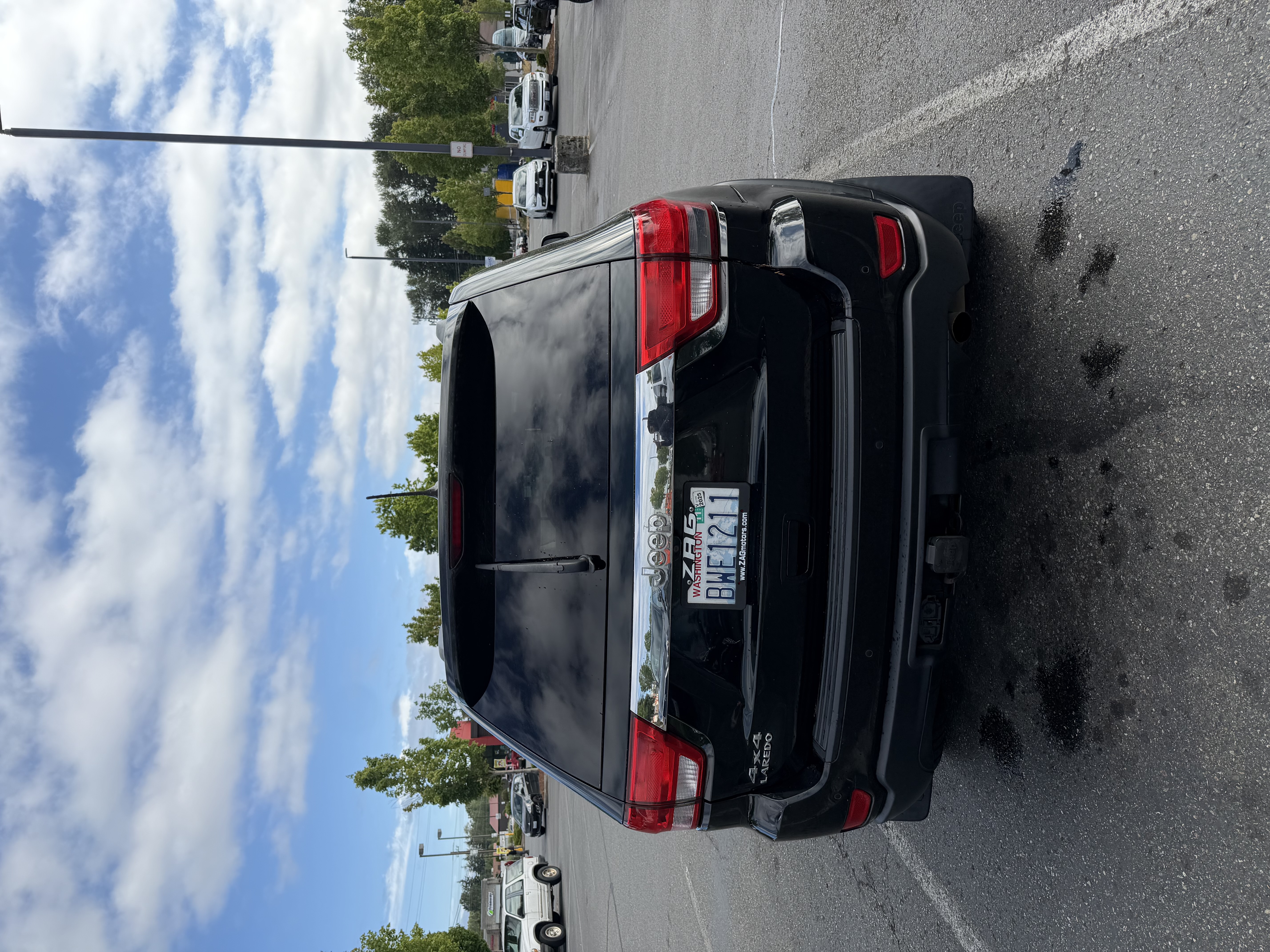 Used 2013 Jeep Grand Cherokee Laredo AWD/4WD image 2
