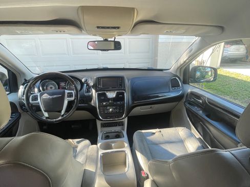 Used 2012 Chrysler Town & Country Limited image 15