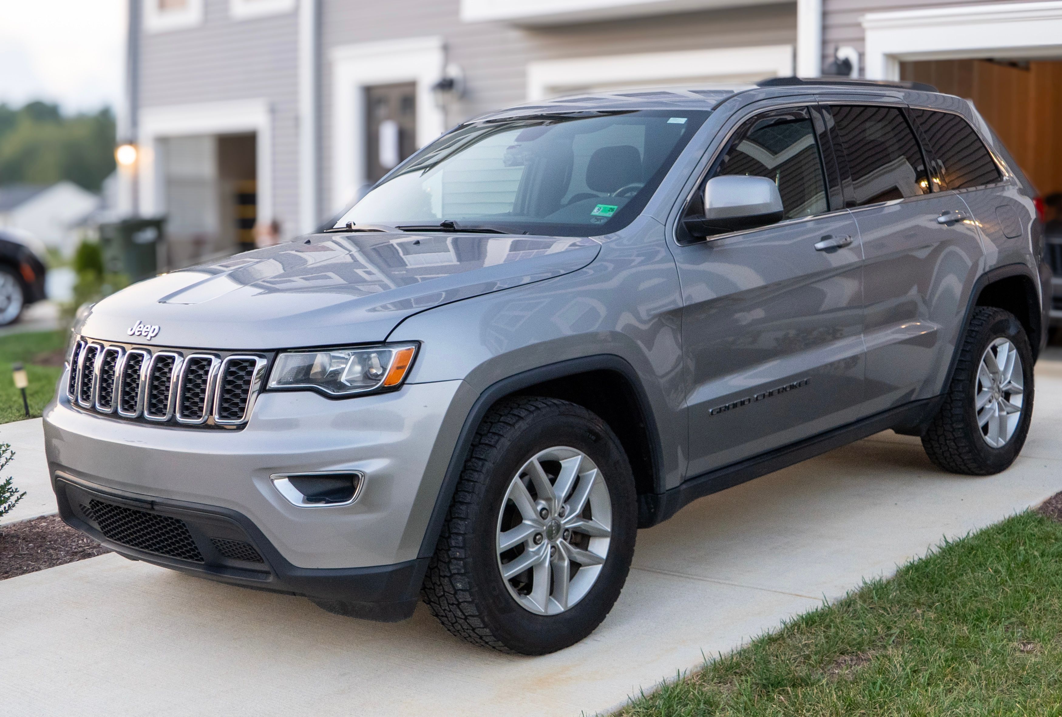 Used 2017 Jeep Grand Cherokee Laredo w/ Quick Order Package 23E AWD/4WD image 1
