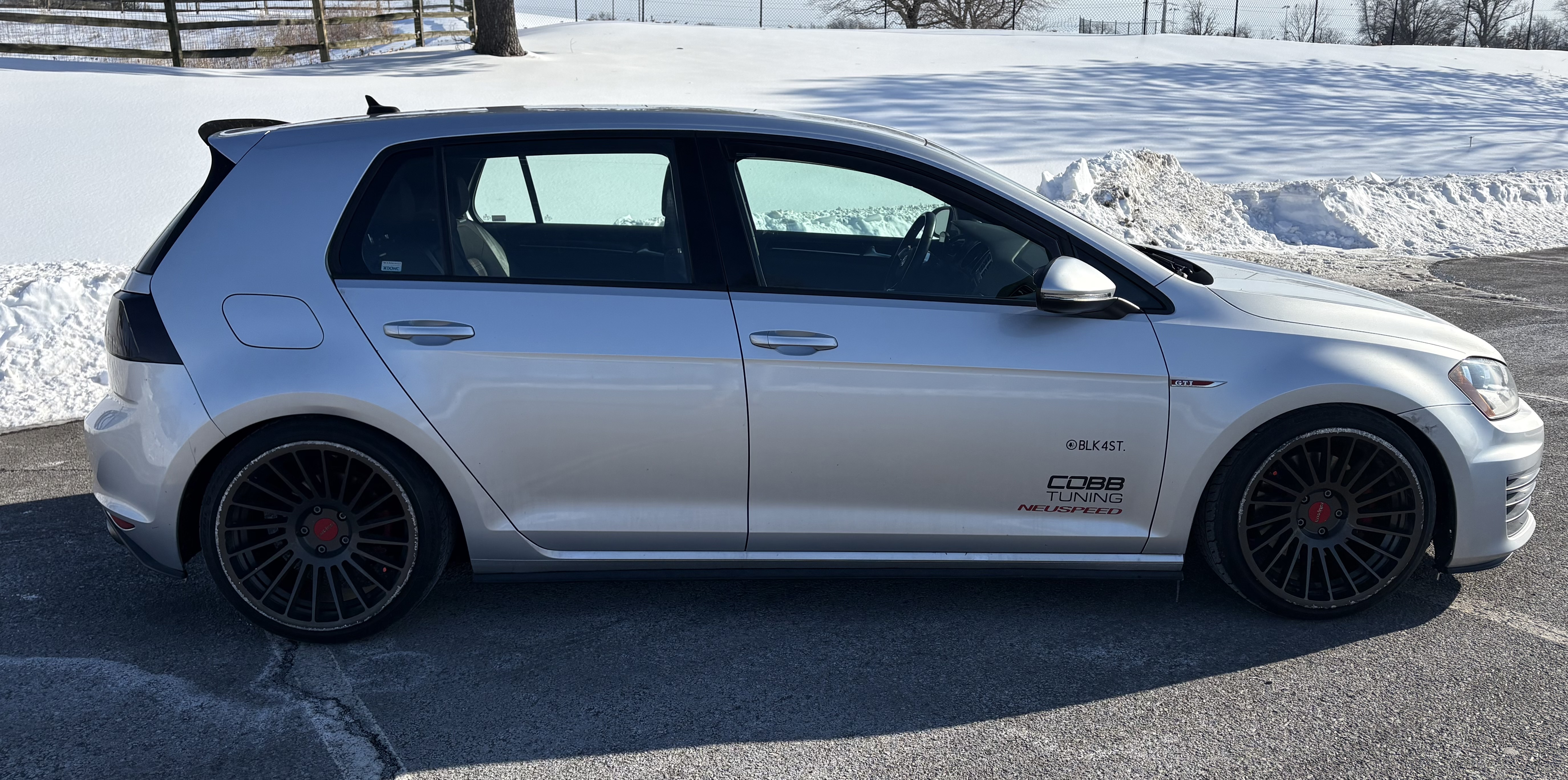 Used 2017 Volkswagen Golf 4-Door FWD image 11