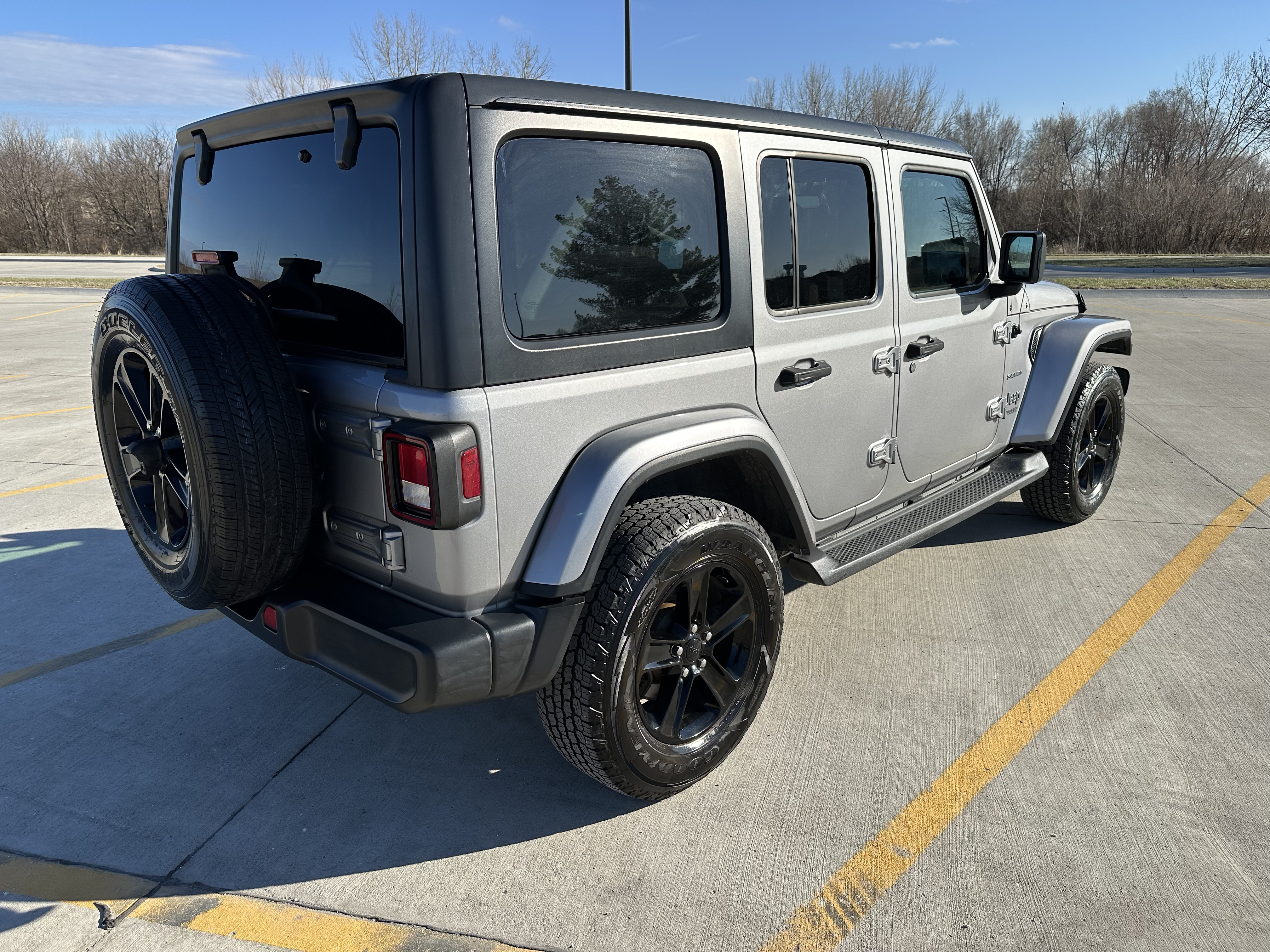 Used 2020 Jeep Wrangler Unlimited Sahara AWD/4WD image 22