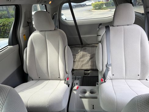 Used 2014 Toyota Sienna LE image 18