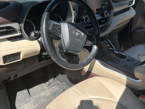 Used 2021 Toyota Highlander XLE image 15