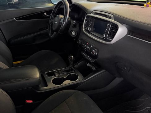 Used 2017 Kia Sorento LX w/ LX V6 Convenience Package image 9