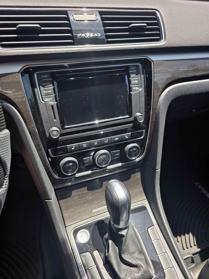 Used 2018 Volkswagen Passat 2.0T SE FWD image 10