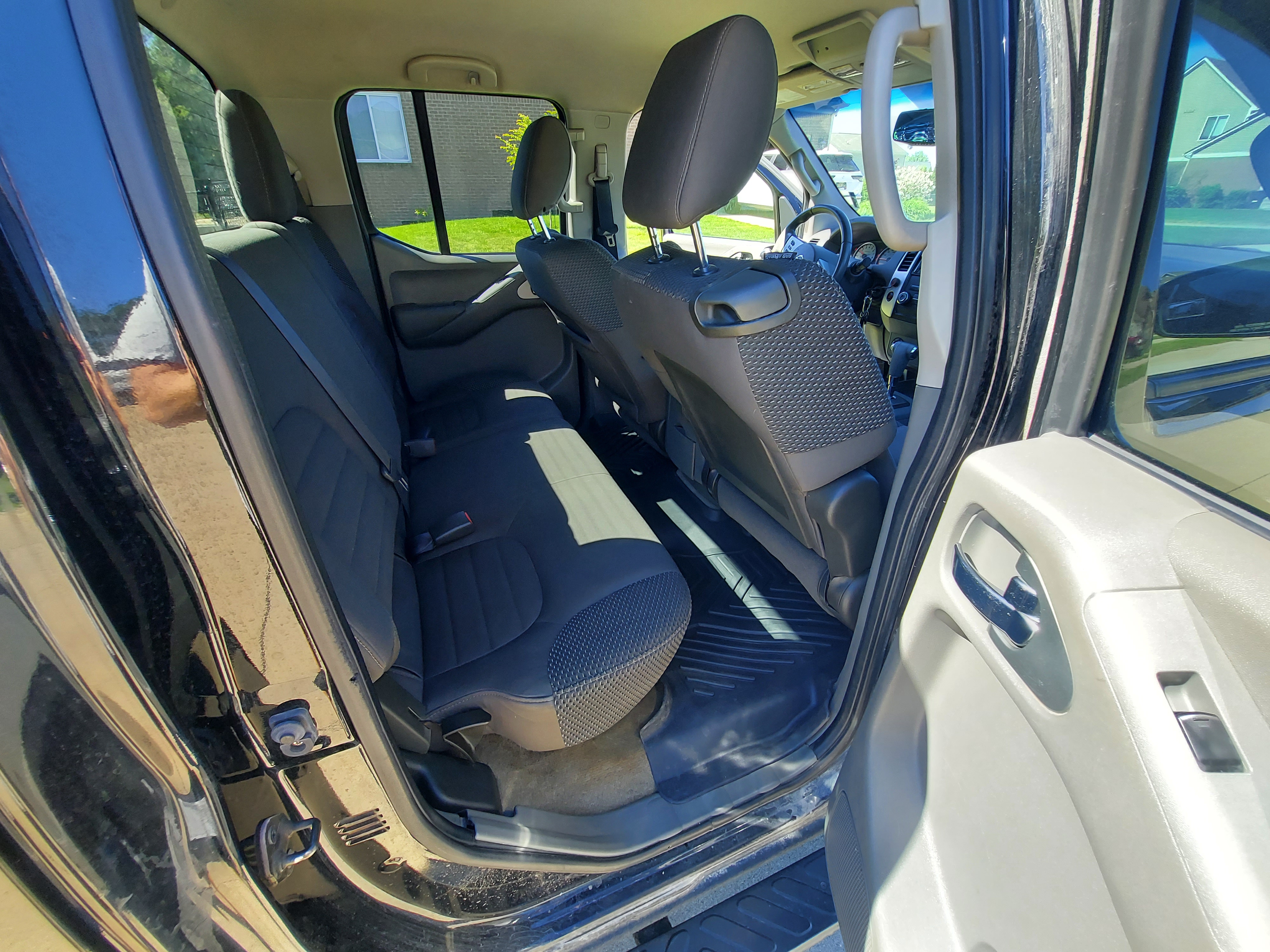 Used 2012 Nissan Frontier SV w/ Sport Appearance Pkg AWD/4WD image 6
