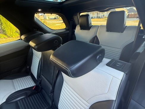 Used 2021 Land Rover Discovery S R-Dynamic image 19