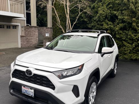 Used 2019 Toyota RAV4 LE image 1