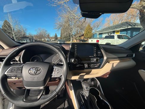 Used 2022 Toyota Highlander XLE image 10
