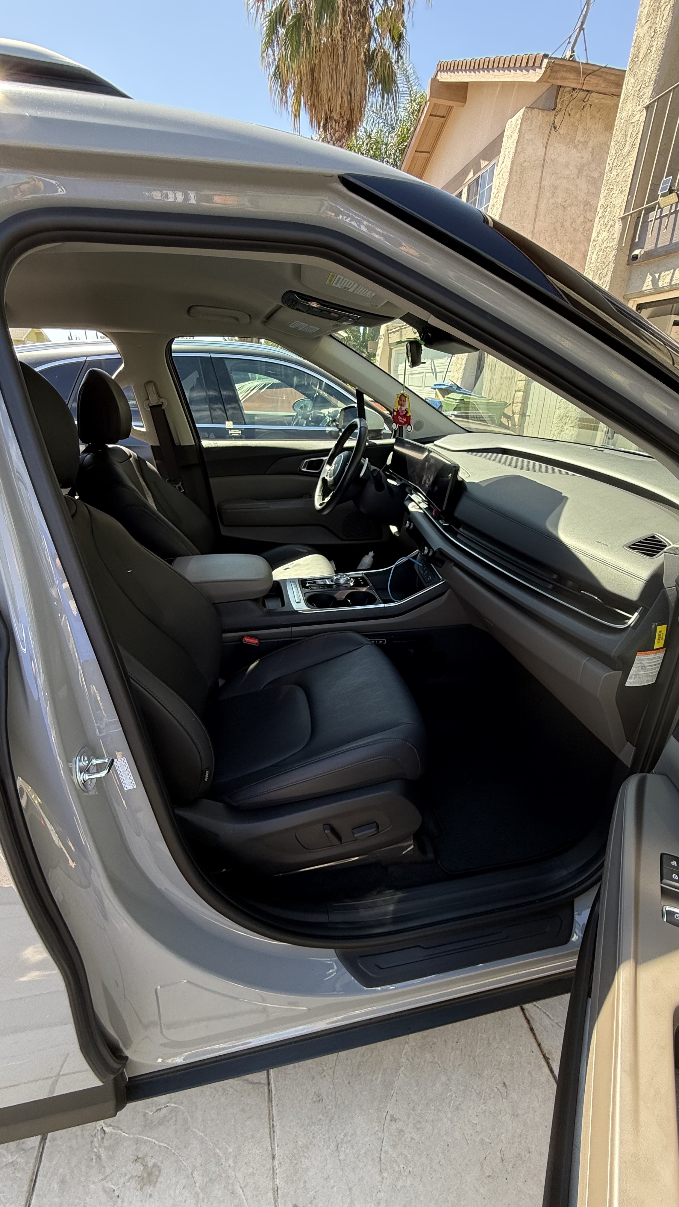 Used 2025 Kia Carnival EX FWD image 16
