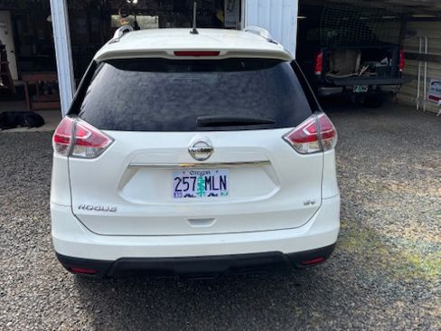 Used 2015 Nissan Rogue SV w/ SV Premium Package FWD image 4