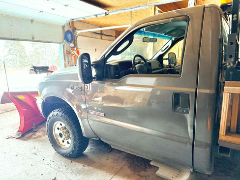 Used 2004 Ford F350 XLT image 5