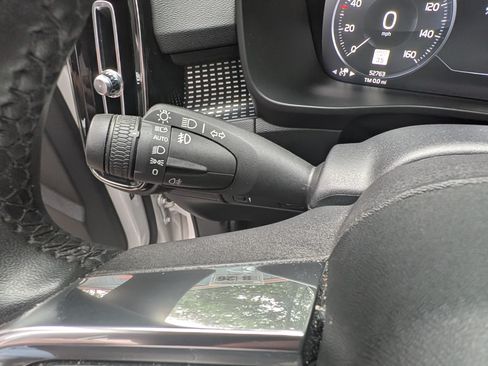 Used 2022 Volvo XC40 T5 R-Design image 16