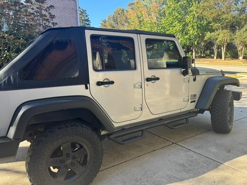 Used 2009 Jeep Wrangler Unlimited Rubicon image 2