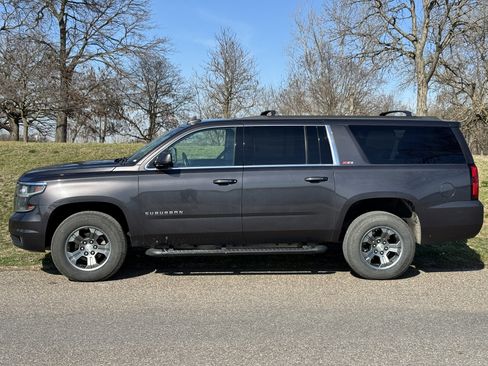 Used 2017 Chevrolet Suburban LT image 2