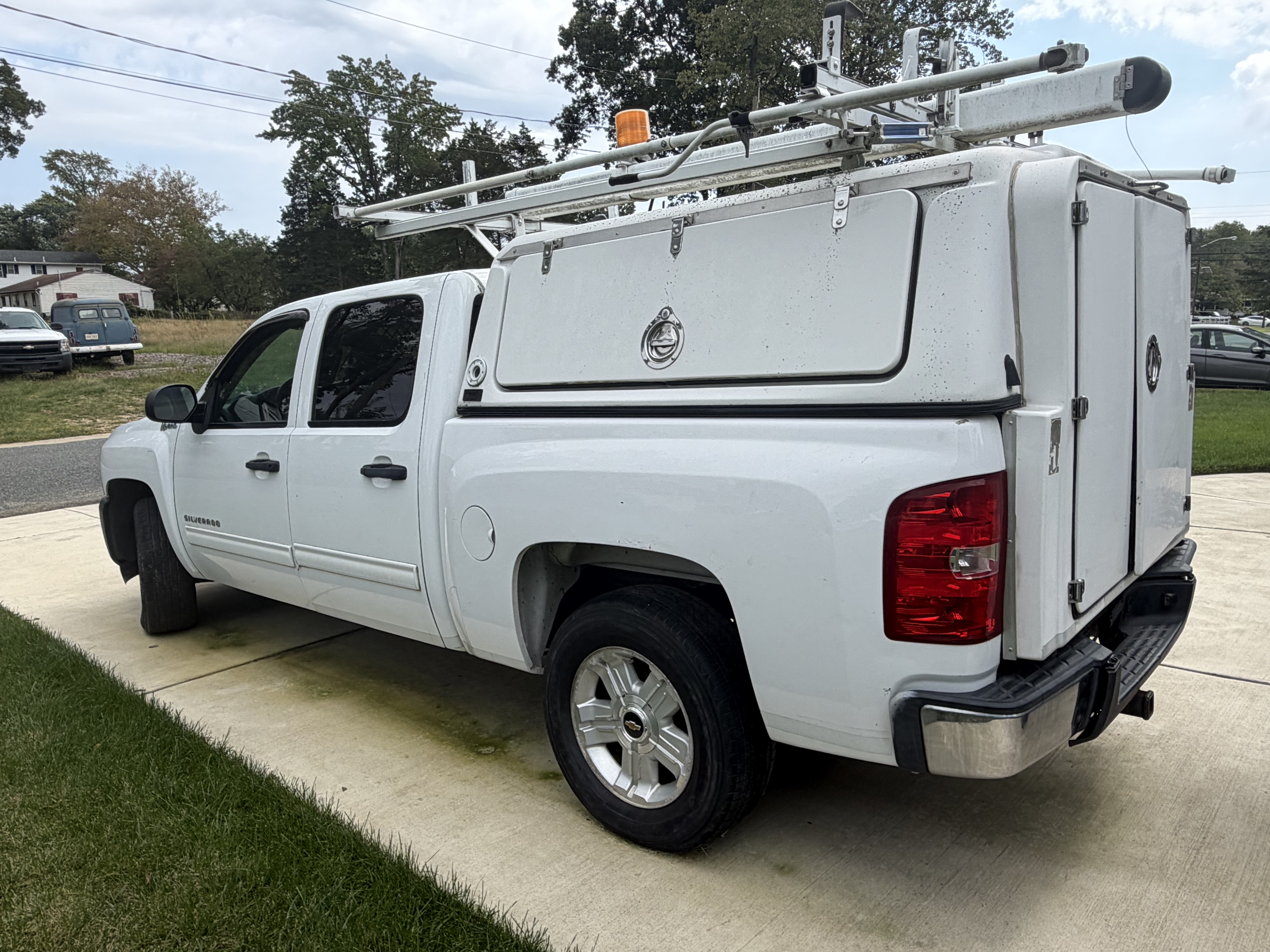 Used 2010 Chevrolet Silverado 1500 2WD Crew Cab Hybrid image 1