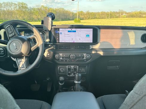 Used 2025 Jeep Wrangler Unlimited Sport image 16