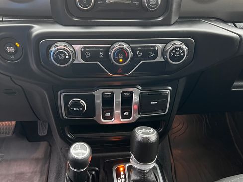 Used 2018 Jeep Wrangler Sport image 15