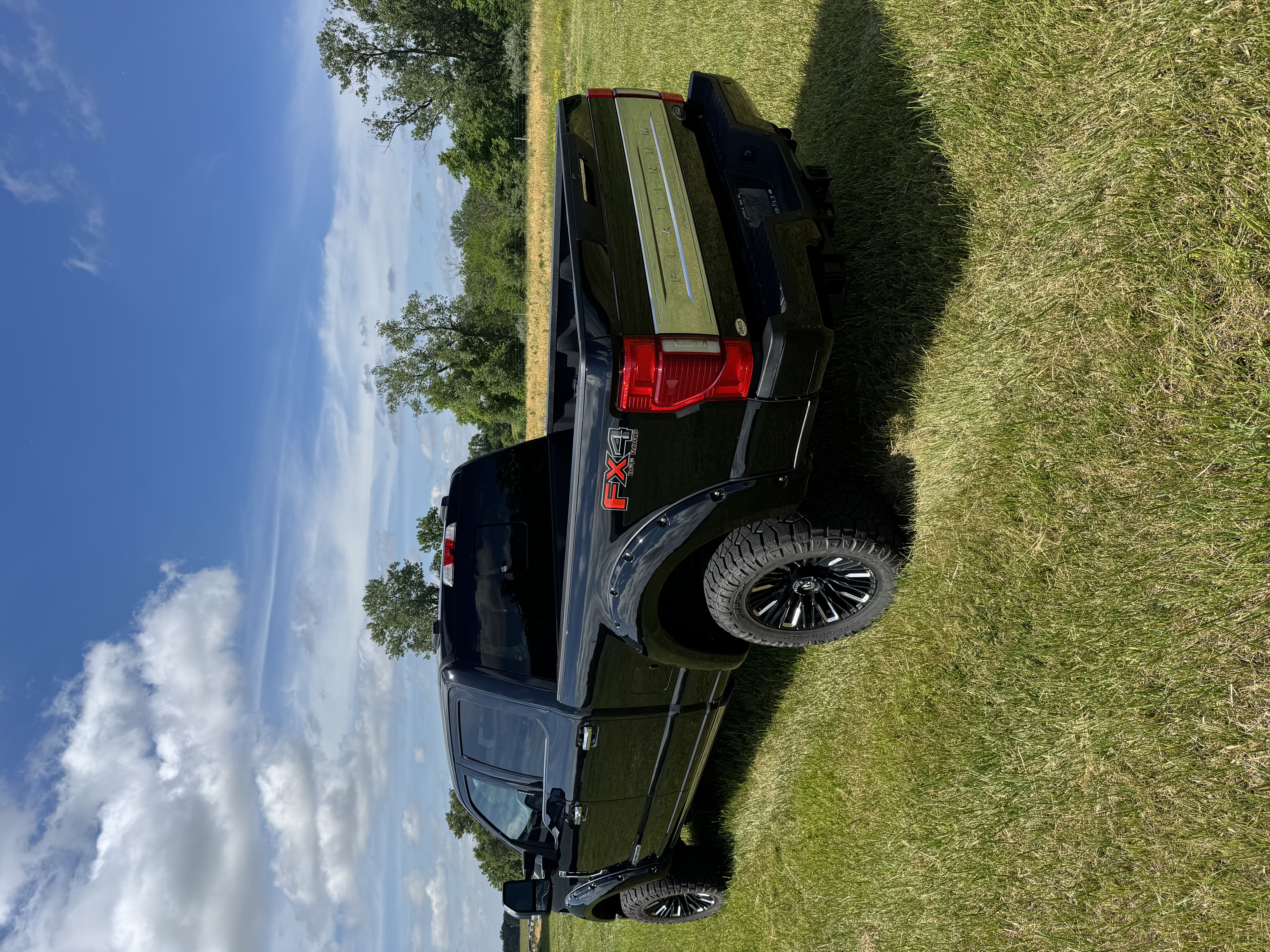 Used 2022 Ford F350 Platinum w/ FX4 Off-Road Package AWD/4WD image 8