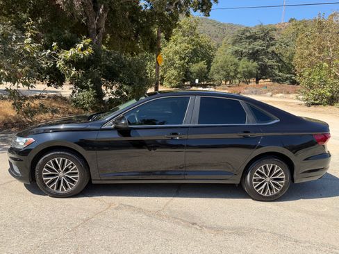 Used 2019 Volkswagen Jetta SE w/ Cold Weather Package FWD image 5