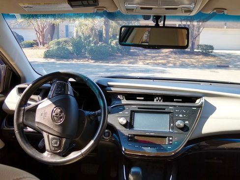 Used 2015 Toyota Avalon XLE Premium image 4