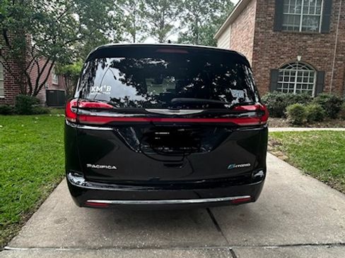 Used 2022 Chrysler Pacifica Touring-L FWD image 4