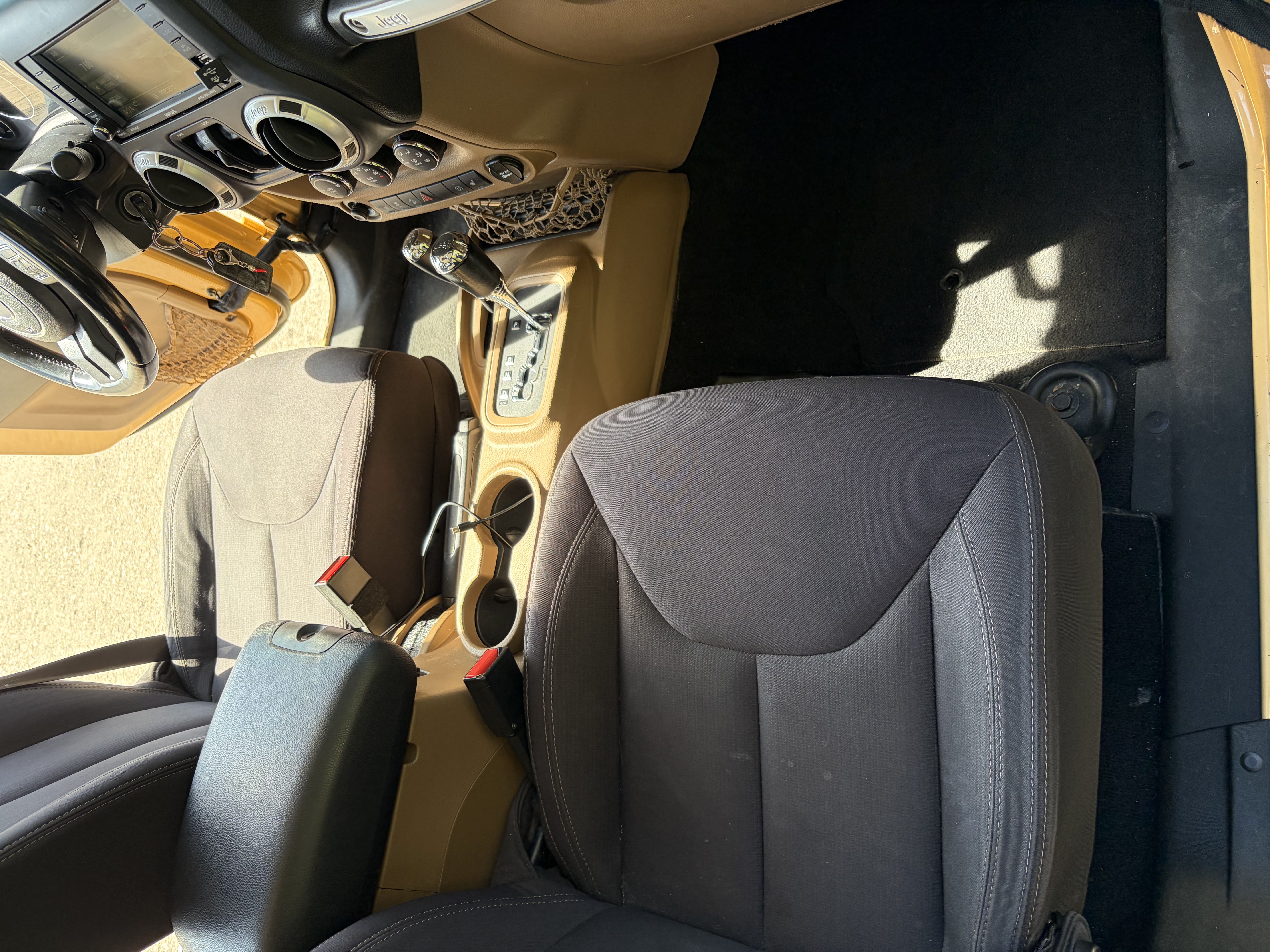 Used 2013 Jeep Wrangler Unlimited Sahara w/ Connectivity Group AWD/4WD image 17