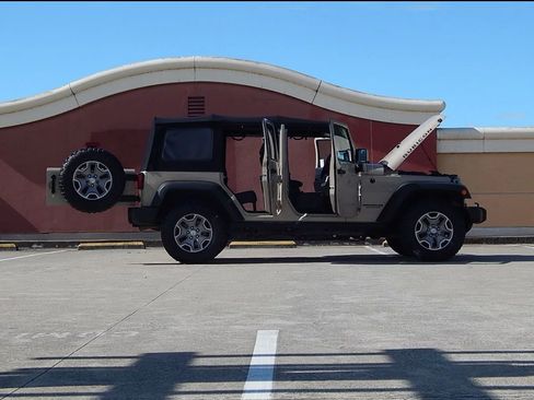 Used 2016 Jeep Wrangler Unlimited Rubicon w/ Connectivity Group image 18