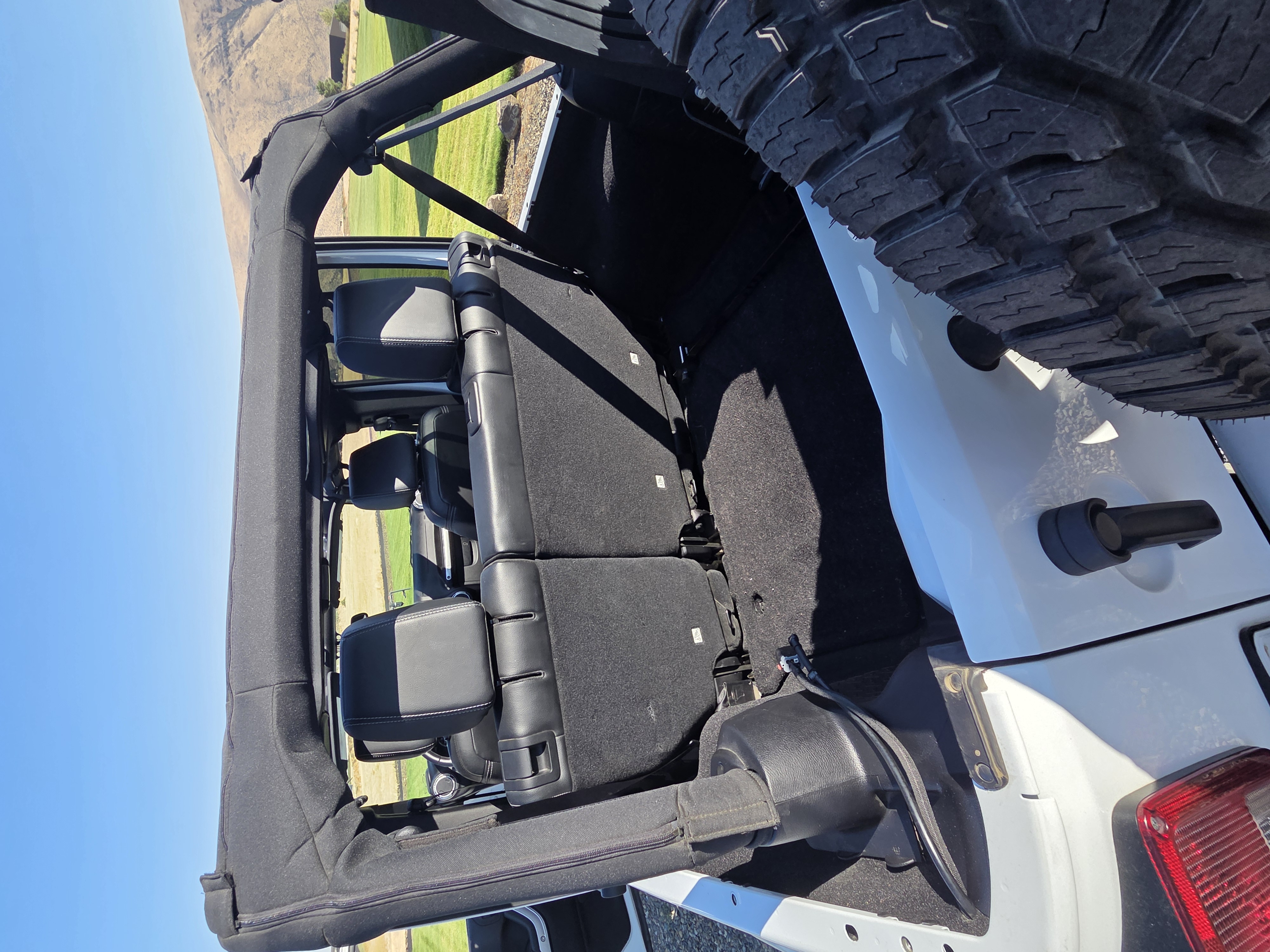Used 2015 Jeep Wrangler Unlimited Sahara w/ Connectivity Group AWD/4WD image 16