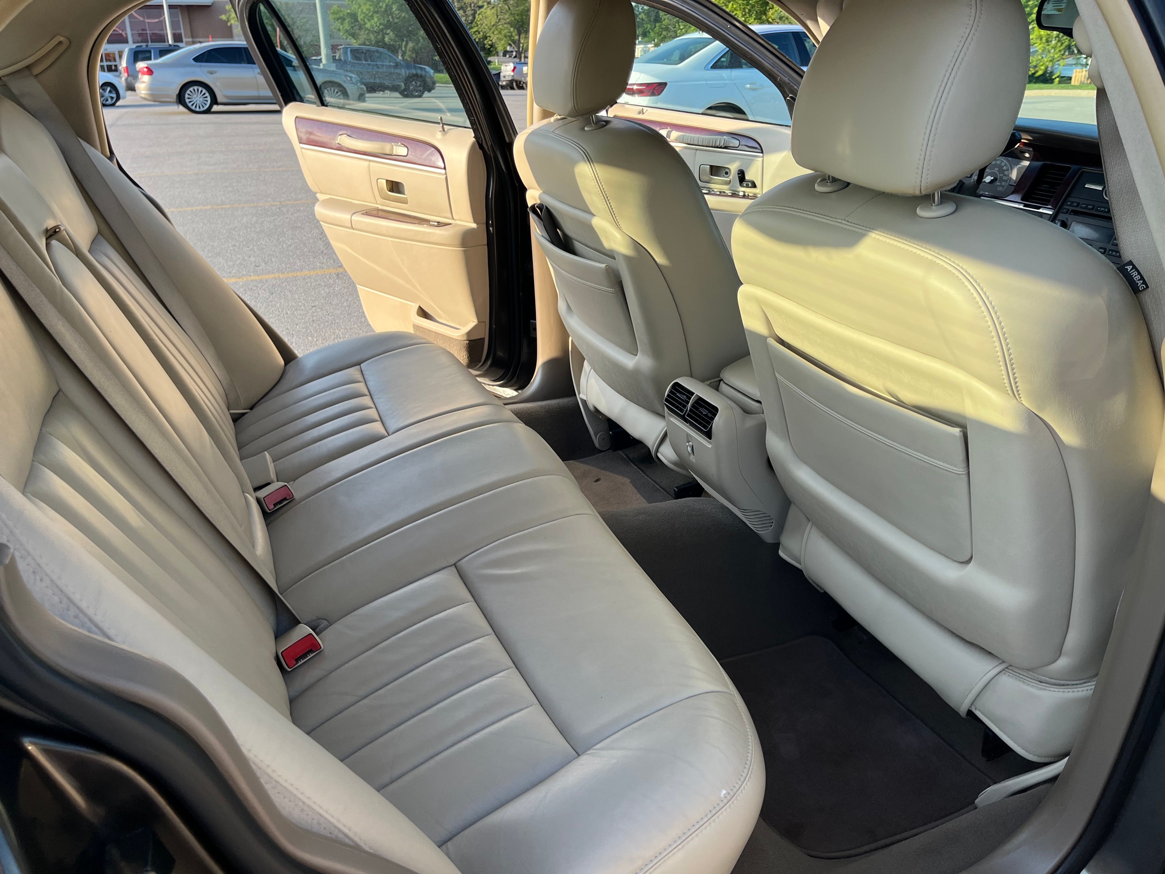 Used 2005 Lincoln Town Car Signature RWD image 10