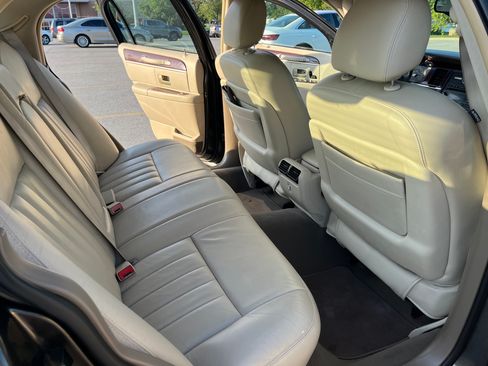 Used 2005 Lincoln Town Car Signature RWD image 10