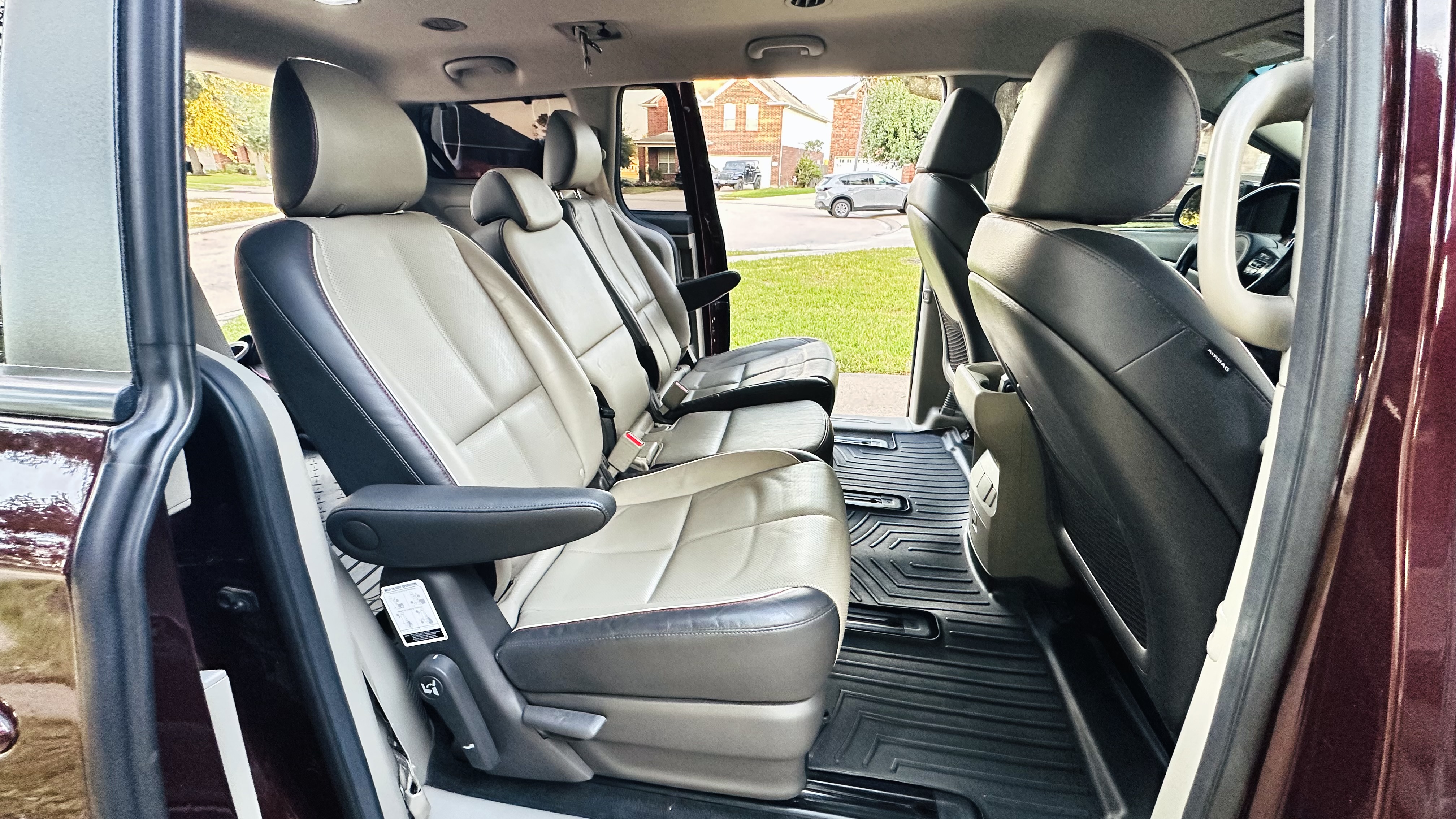 Used 2017 Kia Sedona LX w/ LX Essentials Premium Package FWD image 12