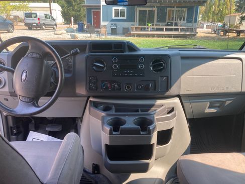 Used 2010 Ford E-350 and Econoline 350 XLT image 6